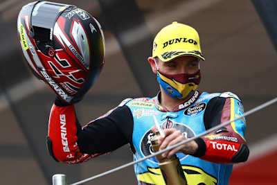 An den Gang auf das Podest scheint sich Sam Lowes wieder gewöhnt zu haben