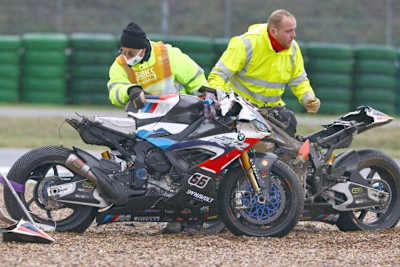 Mit den zerstörten Motorrädern war an einer Weiterfahrt für Sykes und Laverty nicht zu denken