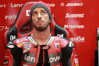 Dick eingepackt sitzt Andrea Dovizioso in der Ducati-Box
