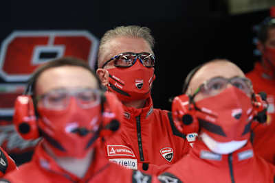 Paolo Ciabatti (Mitte) in der Ducati-Box