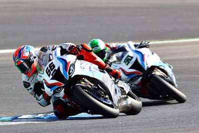 Tom Sykes vor Eugene Laverty