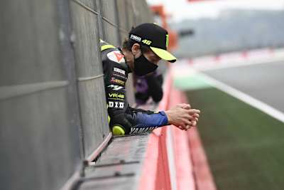 Valentino Rossi an der Boxenmauer