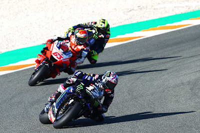 Maverick Viñales führt das Trio an