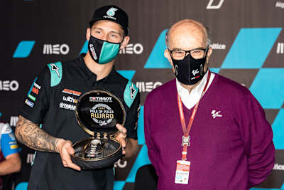 Dorna-CEO Carmelo Ezpeleta (rechts) prämierte den besten Qualifyer des Jahres: Fabio Quartararo