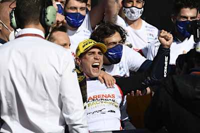Albert Arenas jubelt über den Moto3-Titel