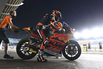 Rául Fernández unter Flutlicht in Katar