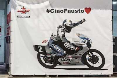 «Ciao Fausto»-Banner an der Gresini-Box