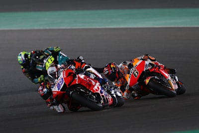 Jorge Martin im Kampf mit Stefan Bradl und seinem Idol Valentino Rossi