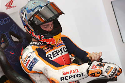 Pol Espargaró beim Kater-Rennen in seiner Box