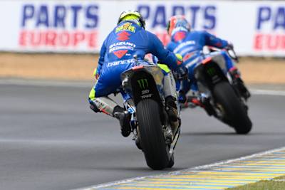 Auf nasser Strecke: Joan Mir hinter Alex Rins