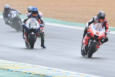 Nach dem Bike-Wechsel: Alex Márquez hinter Johann Zarco