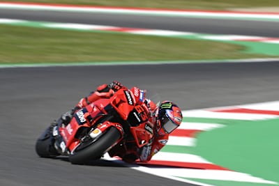 Pecco Bagnaia startet mit Tagesbestzeit in den Heim-GP