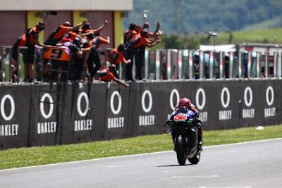 Fabio Quartararo bei der Zieldurchfahrt