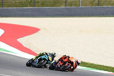 Mehr als einmal wechselten Valentino Rossi und Iker Lecuona im Rennen die Positionen