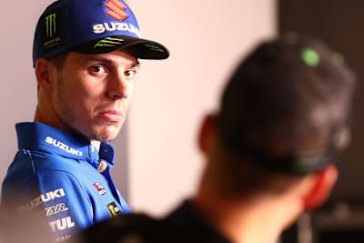 Joan Mir wirft Fabio Quartararo einen Blick zu