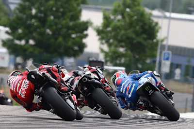 Pecco Bagnaia hinter Taka Nakagami und Alex Rins