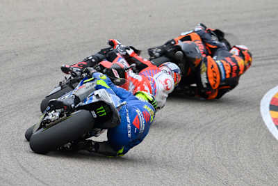 Joan Mir hinter Johann Zarco und Brad Binder