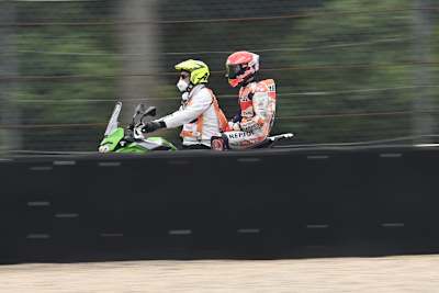 Marc Márquez nach einem Sturz auf dem Weg zurück in die Box