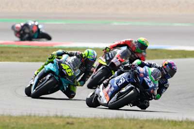 Enea Bastianini vor Valentino Rossi und Lorenzo Savadori