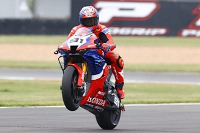 Leon Haslam zelebriert einen Wheelie für die Fans