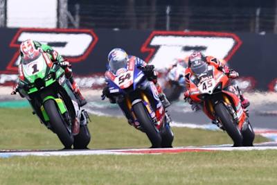 Jonathan Rea vor Toprak Razgatlioglu und Scott Redding