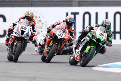 BMW-Ass Michael van der Mark (li) überrumpelte in der Schikane gleich zwei starke Konkurrenten