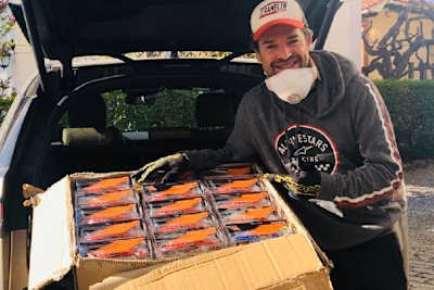 Carlos Checa verteilt Schutzmaterialien an Krankenhäuser