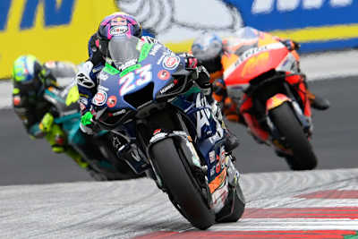 Enea Bastianini vor Pol Espargaró und Valentino Rossi