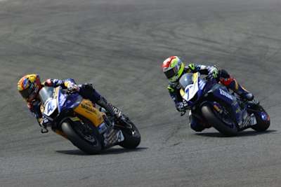 Steven Odendaal wehrt sich gegen Dominique Aegerter