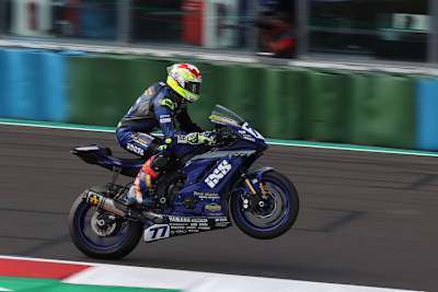 Dominique Aegerter feiert seinen neunten Saisonsieg mit einem Wheelie