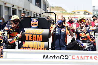 Remy Gardner (links) und Raúl Fernandez feiern mit Teamchef Aki Ajo den Doppelsieg im MotorLand Aragón