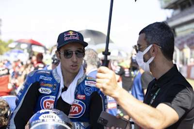 Toprak Razgatlioglu und Schirmhalter Kenan Sofuoglu