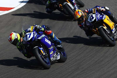 Dominique Aegerter im Positionskampf mit Steven Odendaal