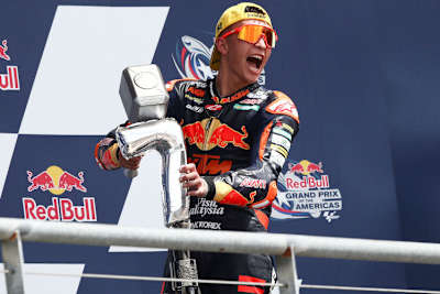 Raúl Fernández holt seinen siebten Saisonsieg und zieht damit mit Marc Márquez gleich