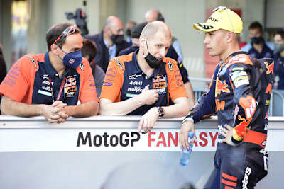 Raúl Fernandez analysiert mit seinem Team den Einbruch des Reifens