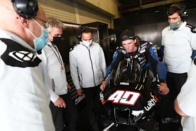 Darryn Binder mit seiner neuen Crew in der Box