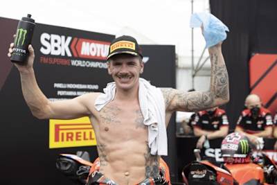 Scott Redding präsentiert gerne seinen Schnauzer