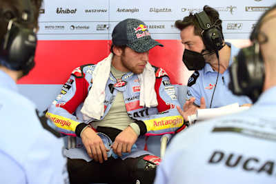 Blick in die Gresini-Box: Bastianini im Gespräch mit seinem Crew-Chief Alberto Giribuola