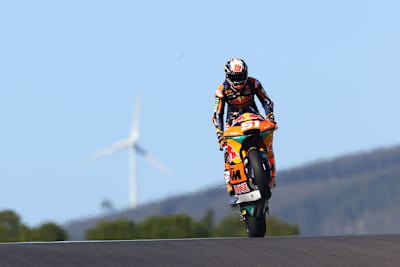 Pedro Acosta feiert seine Bestzeit beim IRTA-Test mit einem Wheelie