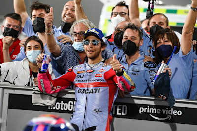 Jubel um Enea Bastianini: Freundin Alice, Manager Carlo Pernat, Crew-Chief Alberto Giribuola und Teambesitzerin Nadia Padovani (v.l.n.r.)