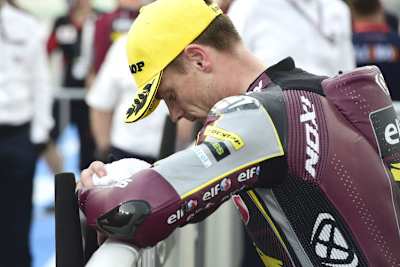 Sam Lowes war nach dem Rennen in Katar sichtlich erschöpft