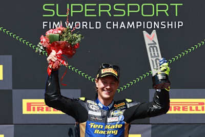 Pokal und Blumen für Dominique Aegerter