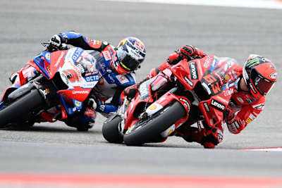 Pecco Bagnaia vor Johann Zarco