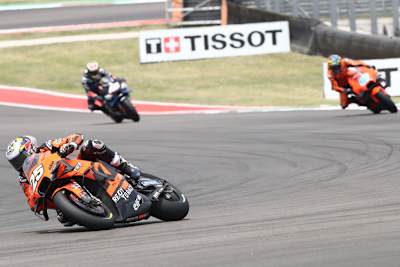 Raúl Fernández vor seinem Tech3-Teamkollegen Remy Gardner