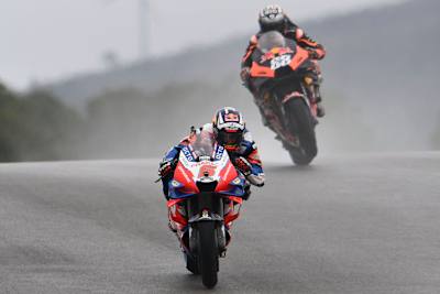 Johann Zarco vor Miguel Oliveira im Regen von Portimão