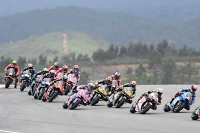 Alex Rins (ganz rechts) machte schon am Start viele Plätze gut