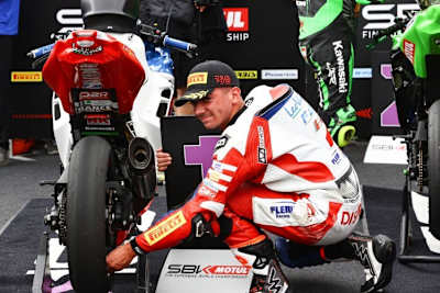 Nach seinem Sieg prüfte Samuel Di Sora vorsichtshalber noch einmal persönlich den Luftdruck