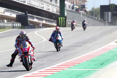 Mit mehr als 352 km/h bremst Enea Bastianini die erste Kurve an