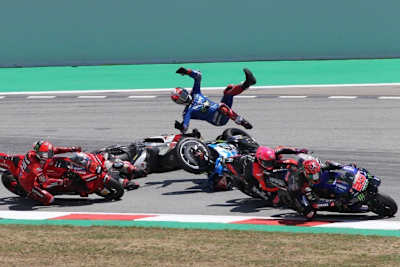 Alex Rins flog im hohen Bogen vom Motorrad