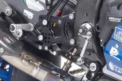 Die Schaltung wurde durch die Achse der Schwinge nach rechts verlegt